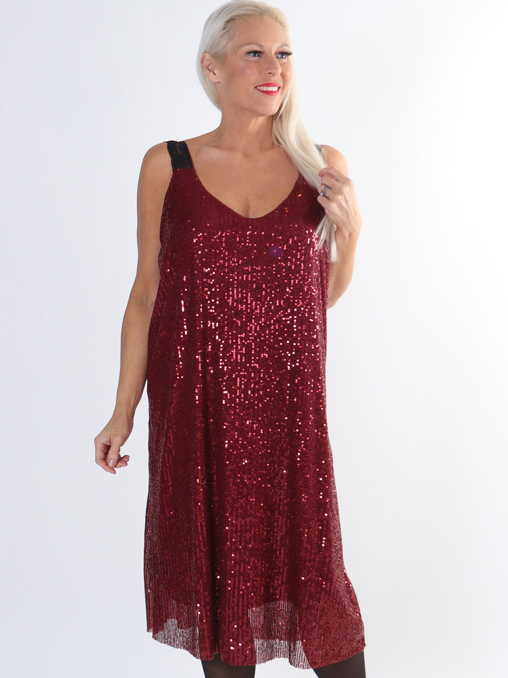 Agathe - Fin plus size pailletkjole med blondestropper